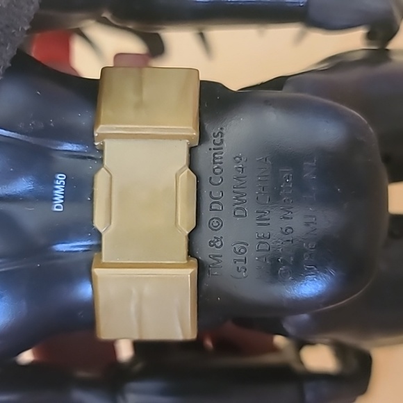 Batman Action Figure 2016 With Cloth Cape 12"  DC Comics DWM50 - Picture 5 of 5